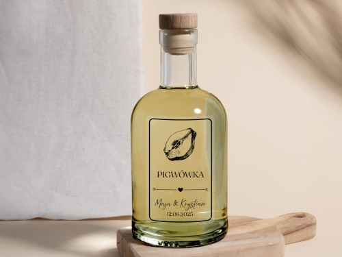 Etykiety Alko 2025 Złocone Mockup 4_Etykiety Alko 2025 Złocone pigwówka.jpg