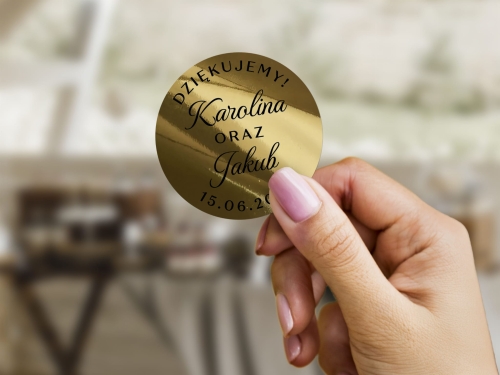 Personalizowane złote naklejki – ślubny detal w stylu glamour
