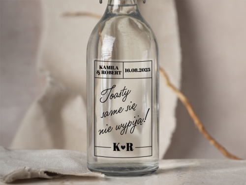 Naklejki na alkohol weselny – personalizowany napis i klasyczny układ